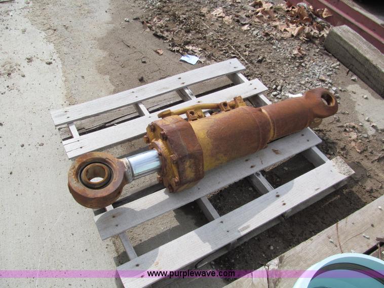 image for item E2821 1996 Caterpillar D8R dozer