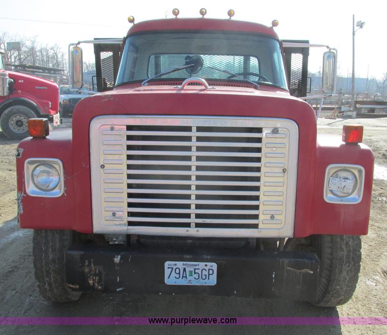 image for item E2832 1977 International Loadstar 1700 dump truck