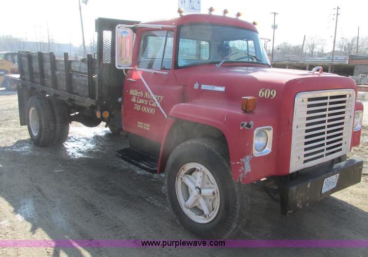 image for item E2832 1977 International Loadstar 1700 dump truck
