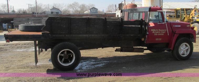 image for item E2832 1977 International Loadstar 1700 dump truck