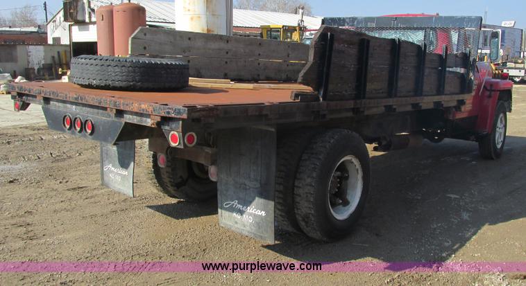image for item E2832 1977 International Loadstar 1700 dump truck