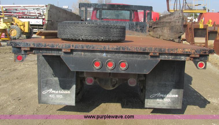 image for item E2832 1977 International Loadstar 1700 dump truck