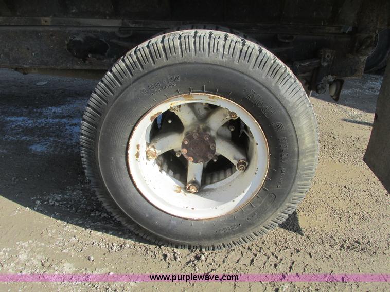 image for item E2832 1977 International Loadstar 1700 dump truck