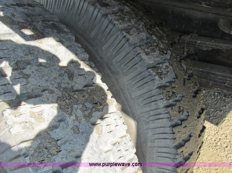 image for item E2832 1977 International Loadstar 1700 dump truck