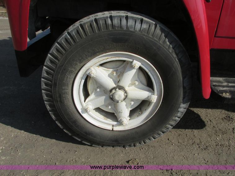 image for item E2832 1977 International Loadstar 1700 dump truck