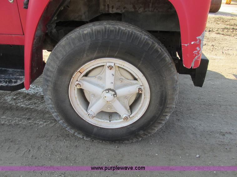 image for item E2832 1977 International Loadstar 1700 dump truck