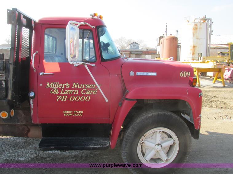 image for item E2832 1977 International Loadstar 1700 dump truck