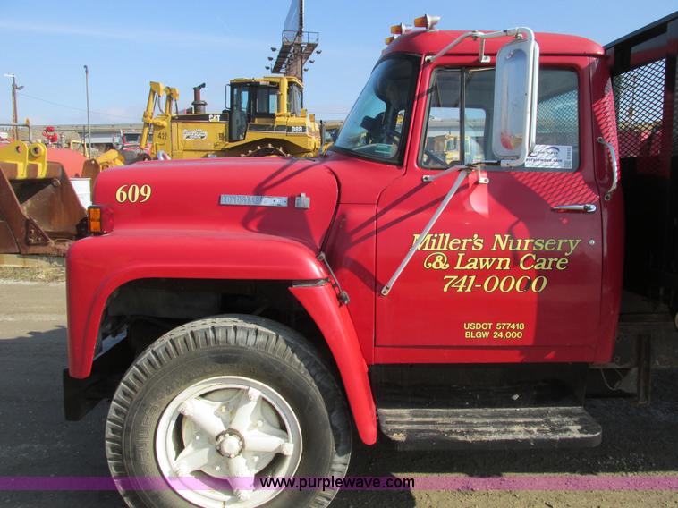 image for item E2832 1977 International Loadstar 1700 dump truck