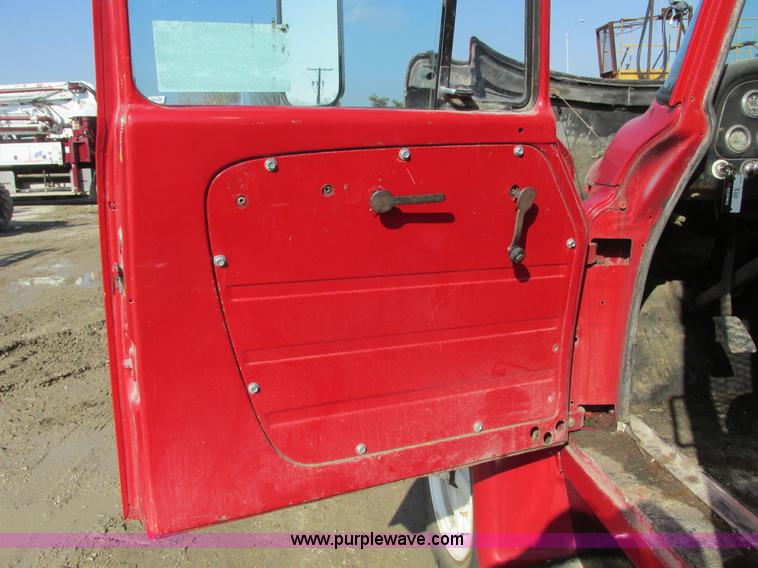 image for item E2832 1977 International Loadstar 1700 dump truck