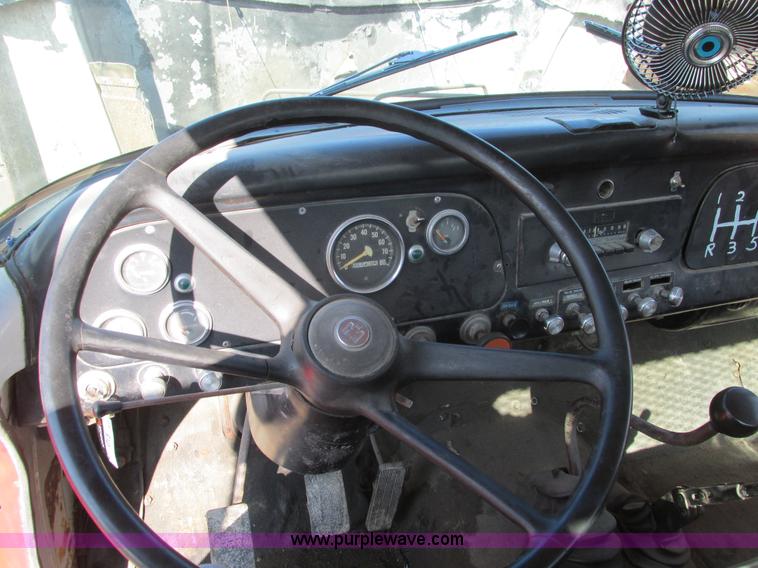 image for item E2832 1977 International Loadstar 1700 dump truck