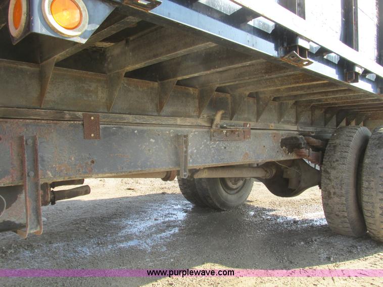 image for item E2832 1977 International Loadstar 1700 dump truck