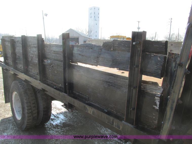 image for item E2832 1977 International Loadstar 1700 dump truck