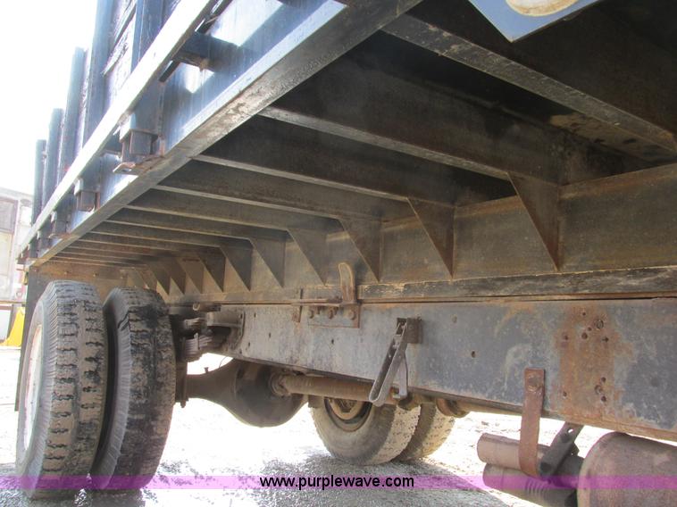 image for item E2832 1977 International Loadstar 1700 dump truck