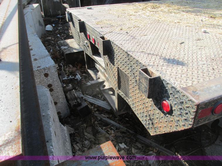 image for item E2833 2000 Ford F350 Super Duty flatbed truck