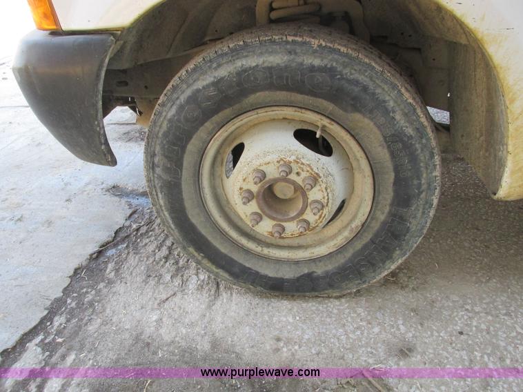 image for item E2833 2000 Ford F350 Super Duty flatbed truck