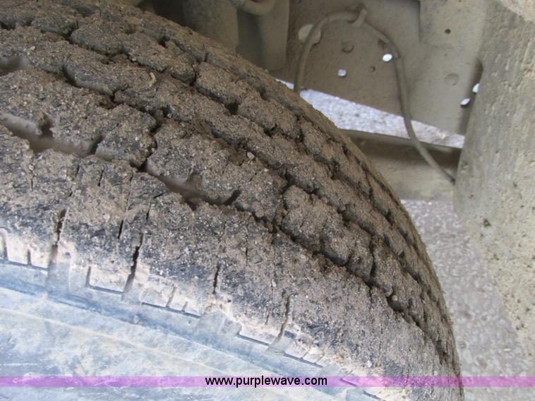 image for item E2833 2000 Ford F350 Super Duty flatbed truck