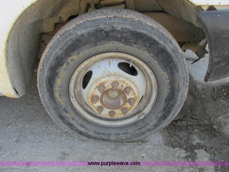 image for item E2833 2000 Ford F350 Super Duty flatbed truck