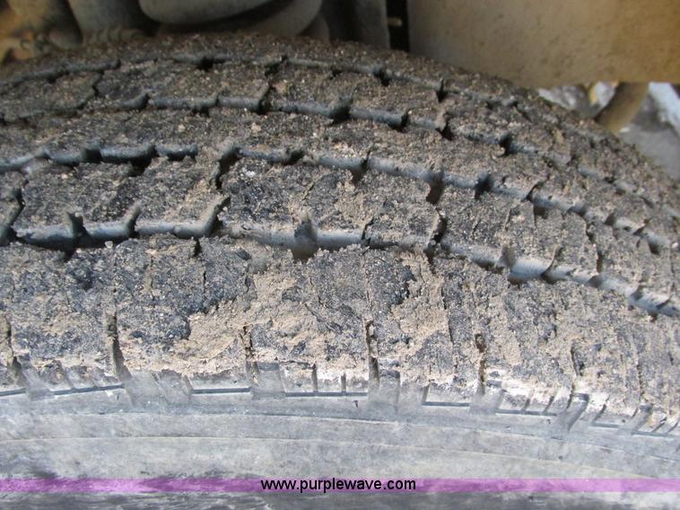 image for item E2833 2000 Ford F350 Super Duty flatbed truck