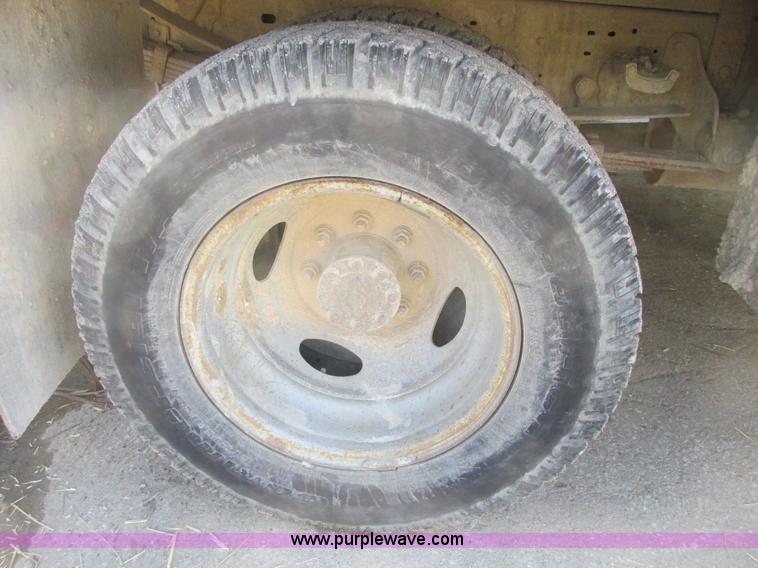 image for item E2833 2000 Ford F350 Super Duty flatbed truck