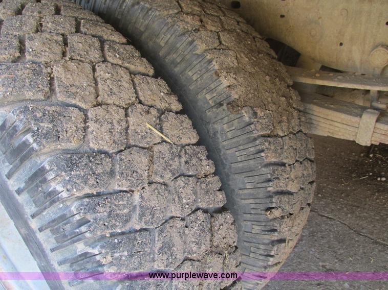 image for item E2833 2000 Ford F350 Super Duty flatbed truck