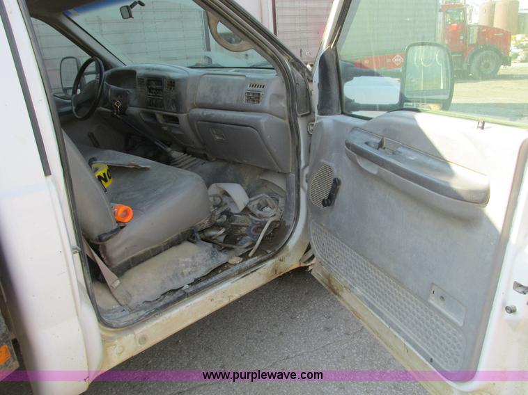 image for item E2833 2000 Ford F350 Super Duty flatbed truck