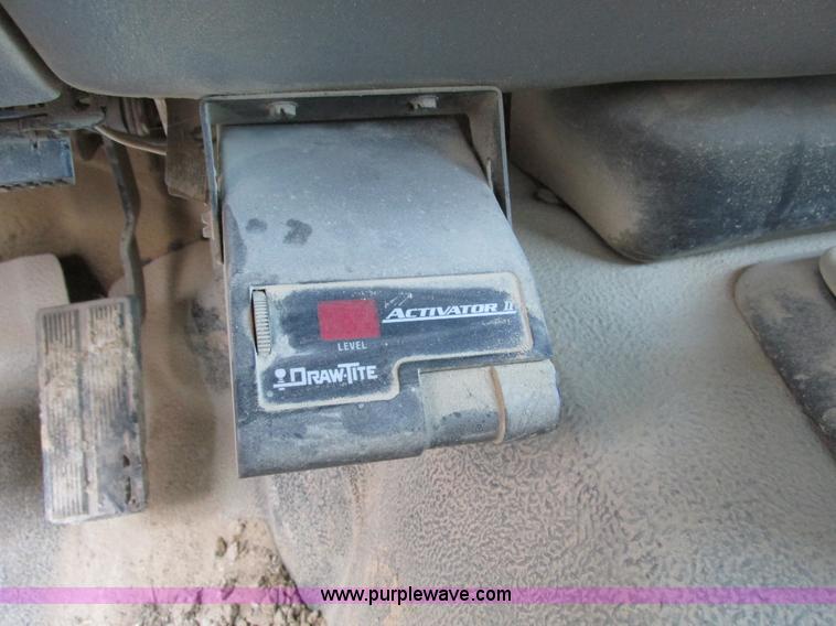 image for item E2833 2000 Ford F350 Super Duty flatbed truck