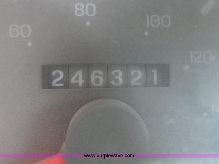 image for item E2833 2000 Ford F350 Super Duty flatbed truck