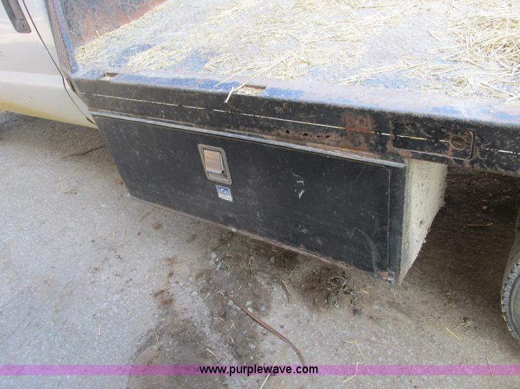image for item E2833 2000 Ford F350 Super Duty flatbed truck