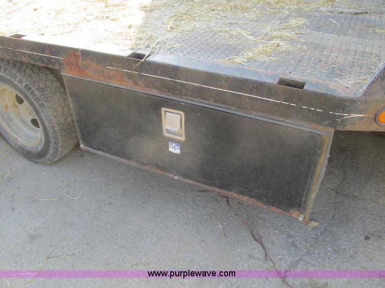 image for item E2833 2000 Ford F350 Super Duty flatbed truck