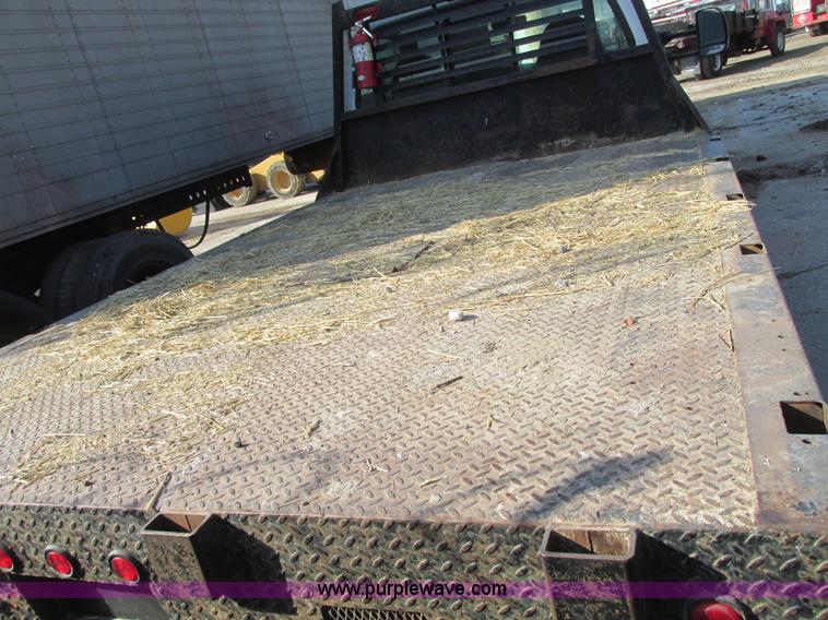 image for item E2833 2000 Ford F350 Super Duty flatbed truck