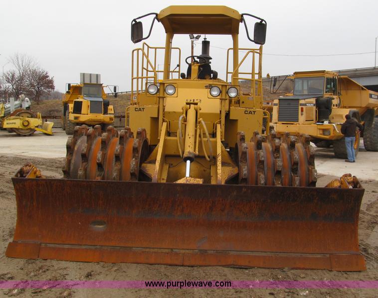 image for item E5895 1984 Caterpillar 815B compactor