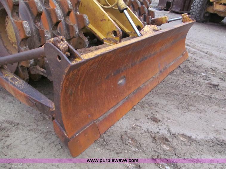 image for item E5895 1984 Caterpillar 815B compactor