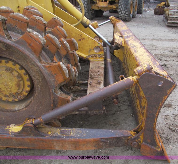 image for item E5895 1984 Caterpillar 815B compactor