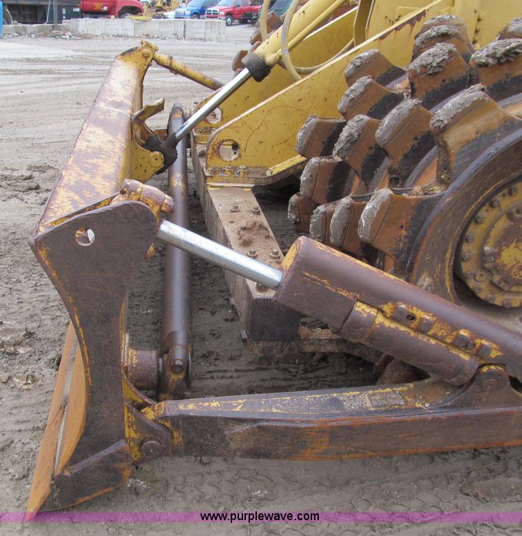 image for item E5895 1984 Caterpillar 815B compactor