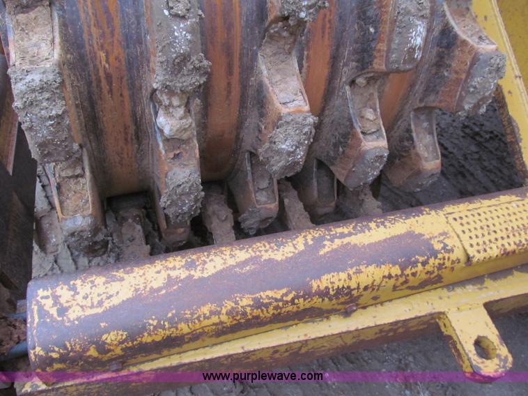 image for item E5895 1984 Caterpillar 815B compactor