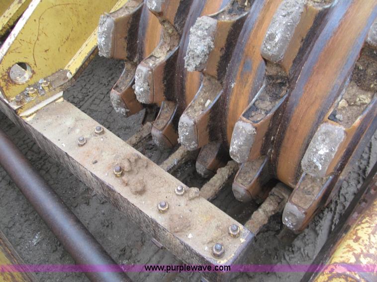 image for item E5895 1984 Caterpillar 815B compactor