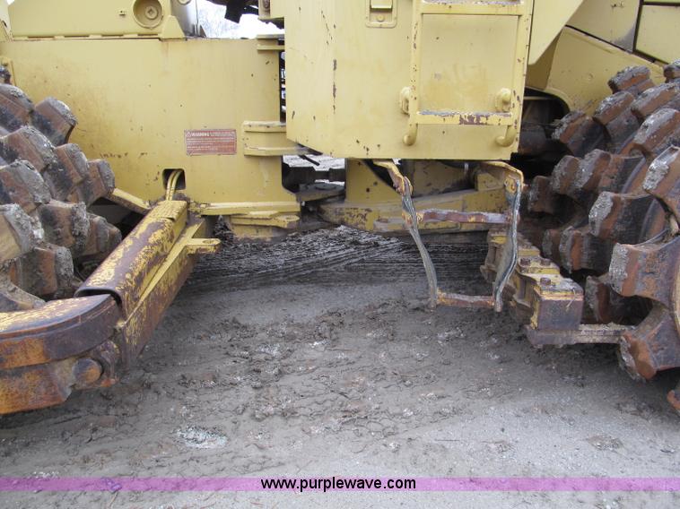 image for item E5895 1984 Caterpillar 815B compactor