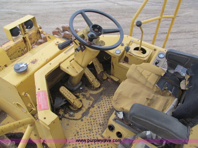 image for item E5895 1984 Caterpillar 815B compactor
