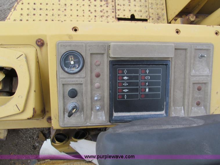 image for item E5895 1984 Caterpillar 815B compactor