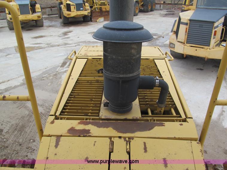 image for item E5895 1984 Caterpillar 815B compactor