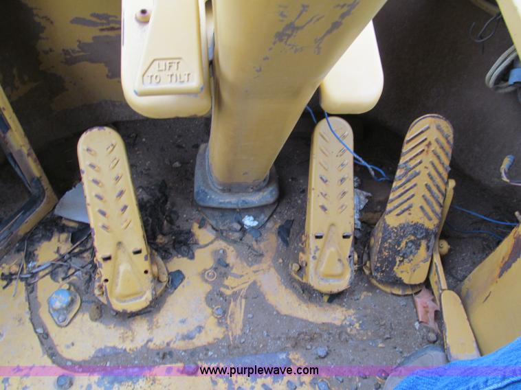 image for item E5895 1984 Caterpillar 815B compactor