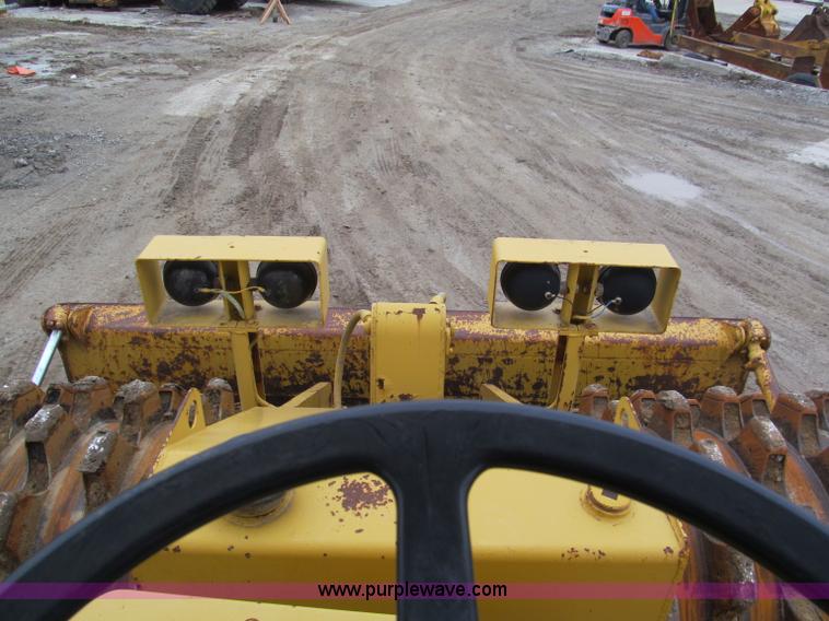 image for item E5895 1984 Caterpillar 815B compactor