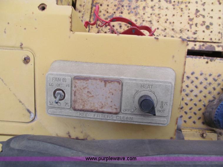 image for item E5895 1984 Caterpillar 815B compactor