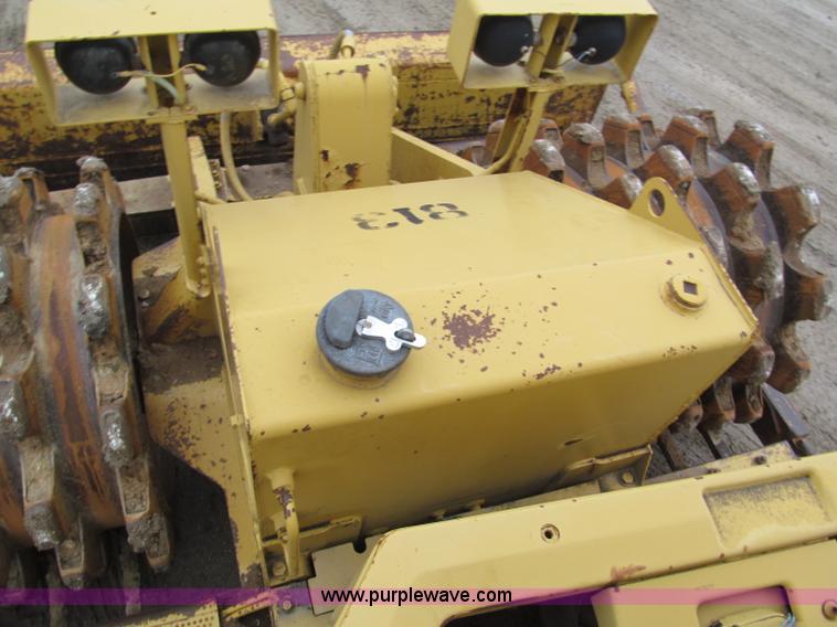 image for item E5895 1984 Caterpillar 815B compactor