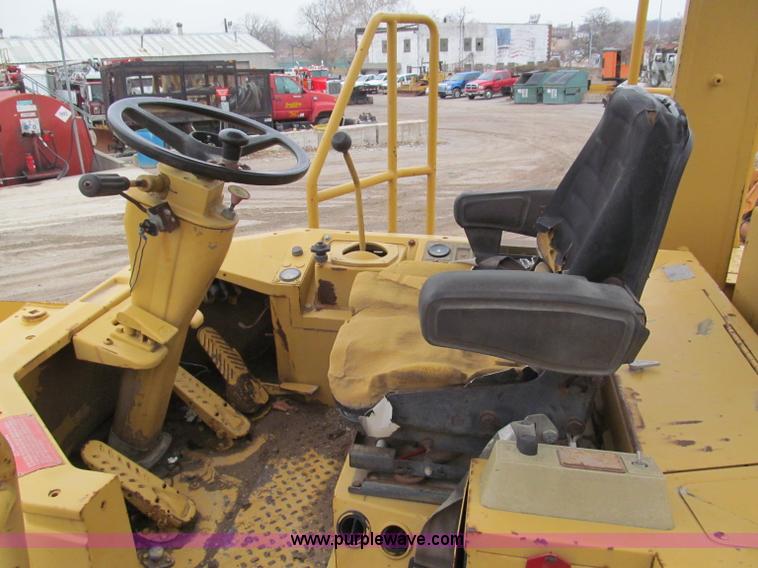 image for item E5895 1984 Caterpillar 815B compactor
