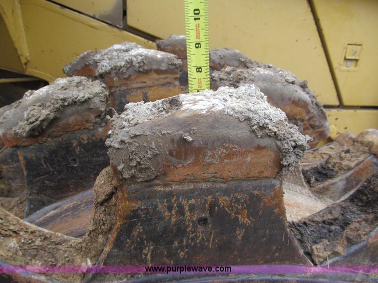 image for item E5895 1984 Caterpillar 815B compactor