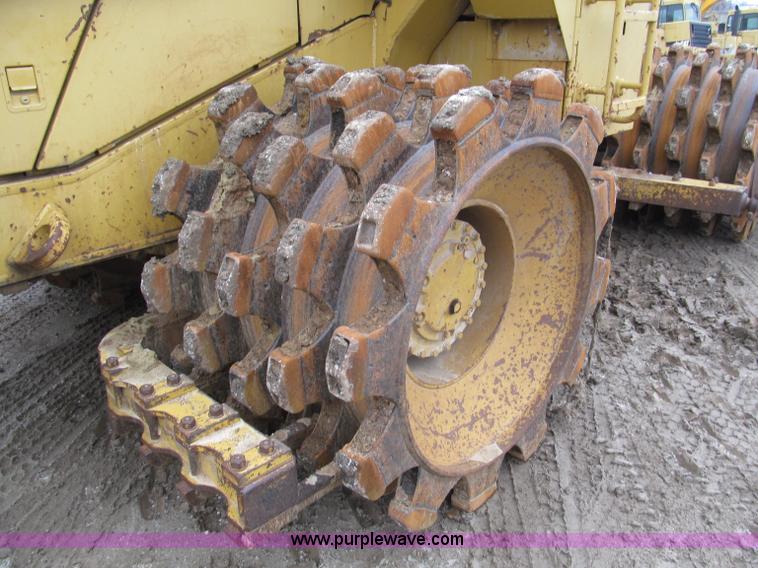 image for item E5895 1984 Caterpillar 815B compactor
