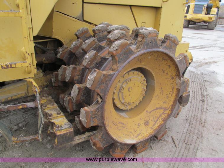 image for item E5895 1984 Caterpillar 815B compactor