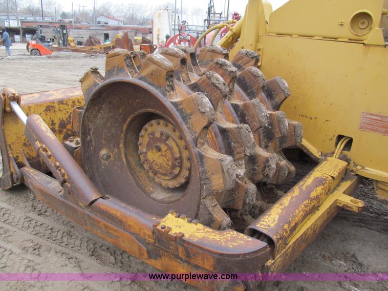 image for item E5895 1984 Caterpillar 815B compactor