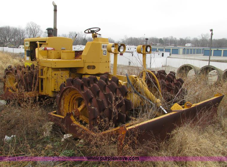 image for item F4311 Caterpillar 815 articulating soil compactor